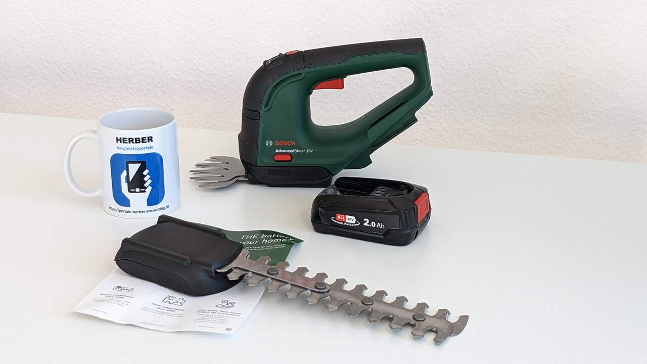 Bildergalerie: Bosch Advanced Shear 18V-10 Bosch Advanced Shear 18V-10: Die Bosche Grasschere wird mit einem 18 Volt Akkumodul (Kapazität: 2 Ah) ausgeliefert